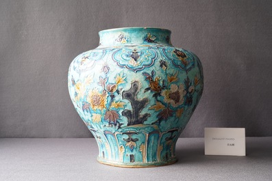 Un vase en porcelaine de Chine fahua &agrave; d&eacute;cor de lions bouddhistes, Ming