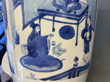 Un vase de forme rouleau en porcelaine de Chine en bleu et blanc, Kangxi