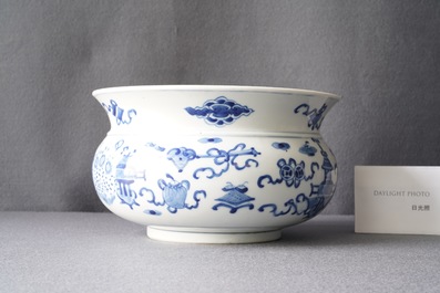 Een Chinese blauw-witte wierookbrander met antiquiteiten, 19e eeuw