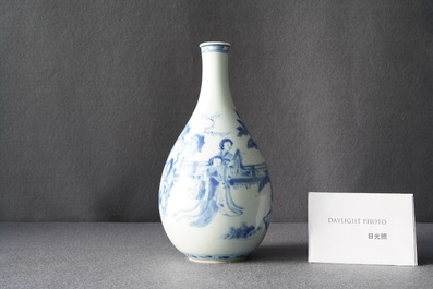 Een Chinese blauw-witte peervormige vaas, Kangxi