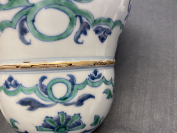 Une paire d'urnes couvertes en porcelaine de Chine d'exportation, Qianlong