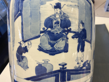 Un vase de forme rouleau en porcelaine de Chine en bleu et blanc, Kangxi