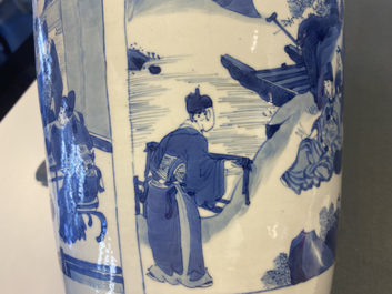 Un vase de forme rouleau en porcelaine de Chine en bleu et blanc, Kangxi