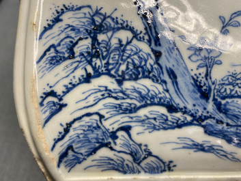 Une jardini&egrave;re de forme rectangulaire en porcelaine de Chine en bleu et blanc, Kangxi/Yongzheng