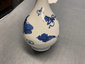 Een Chinese flesvormige blauw-witte vaas met decor van antiquiteiten, Kangxi