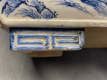 Une jardini&egrave;re de forme rectangulaire en porcelaine de Chine en bleu et blanc, Kangxi/Yongzheng