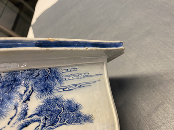 Une jardini&egrave;re de forme rectangulaire en porcelaine de Chine en bleu et blanc, Kangxi/Yongzheng