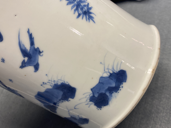 Un pot &agrave; pinceaux en porcelaine de Chine en bleu et blanc, marque de Chenghua, Kangxi