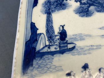 Un vase de forme carr&eacute;e en porcelaine de Chine en bleu et blanc, marque et &eacute;poque de Kangxi