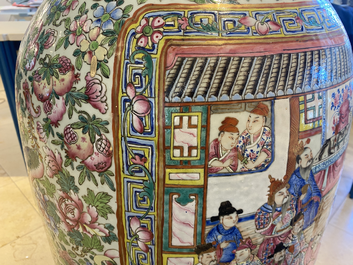 Une paire de vases de taille exceptionelle en porcelaine de Chine famille rose, 19&egrave;me