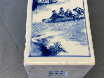 Un vase de forme carr&eacute;e en porcelaine de Chine en bleu et blanc, marque et &eacute;poque de Kangxi