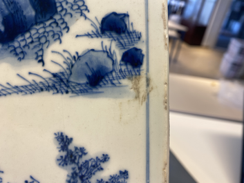 Un vase de forme carr&eacute;e en porcelaine de Chine en bleu et blanc, marque et &eacute;poque de Kangxi