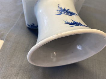 Un vase de forme carr&eacute;e en porcelaine de Chine en bleu et blanc, marque et &eacute;poque de Kangxi