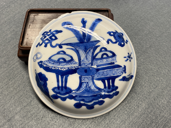 Een Chinese blauw-witte wierookbrander en deksel met antiquiteiten, Kangxi