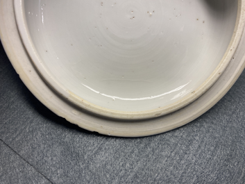 Een Chinese blauw-witte wierookbrander en deksel met antiquiteiten, Kangxi