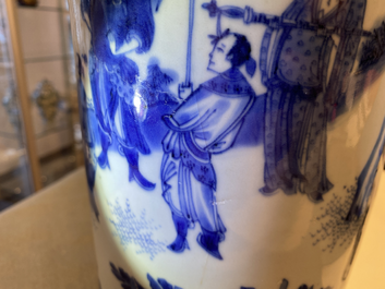 Un vase de forme rouleau en porcelaine de Chine en bleu et blanc, &eacute;poque Transition