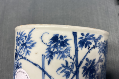 Un pot &agrave; pinceaux en porcelaine de Chine en bleu et blanc, marque de Chenghua, Kangxi