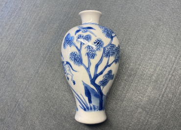 Un petit vase en porcelaine de Chine en bleu et blanc, Kangxi