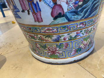 Une paire de vases de taille exceptionelle en porcelaine de Chine famille rose, 19&egrave;me