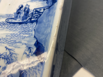 Un vase de forme carr&eacute;e en porcelaine de Chine en bleu et blanc, marque et &eacute;poque de Kangxi