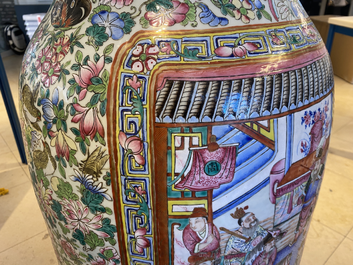 Une paire de vases de taille exceptionelle en porcelaine de Chine famille rose, 19&egrave;me