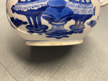 Een Chinese blauw-witte wierookbrander en deksel met antiquiteiten, Kangxi