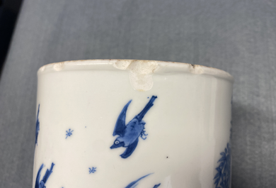 Een Chinese blauw-witte penselenbeker, Chenghua merk, Kangxi