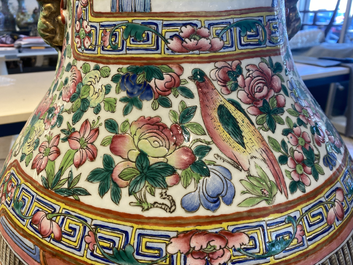 Une paire de vases de taille exceptionelle en porcelaine de Chine famille rose, 19&egrave;me