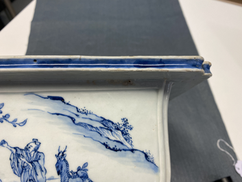 Une jardini&egrave;re de forme rectangulaire en porcelaine de Chine en bleu et blanc, Kangxi/Yongzheng