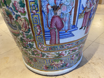 Une paire de vases de taille exceptionelle en porcelaine de Chine famille rose, 19&egrave;me