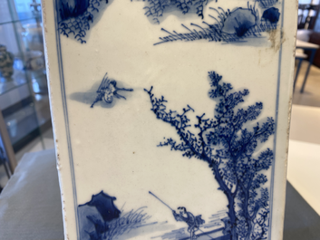 Een vierkante Chinese blauw-witte vaas, Kangxi merk en periode