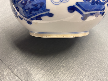 Een Chinese blauw-witte wierookbrander en deksel met antiquiteiten, Kangxi