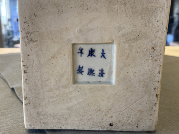 Un vase de forme carr&eacute;e en porcelaine de Chine en bleu et blanc, marque et &eacute;poque de Kangxi