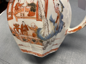 Une paire de grandes th&eacute;i&egrave;res couvertes en porcelaine de Chine de style Imari, Kangxi