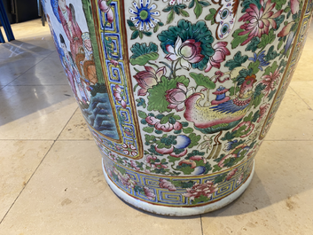 Une paire de vases de taille exceptionelle en porcelaine de Chine famille rose, 19&egrave;me