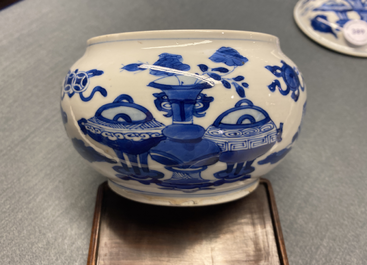 Een Chinese blauw-witte wierookbrander en deksel met antiquiteiten, Kangxi