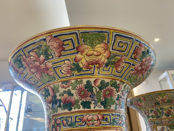 Une paire de vases de taille exceptionelle en porcelaine de Chine famille rose, 19&egrave;me