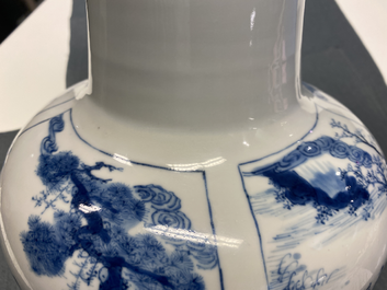 Een Chinese flesvormige blauw-witte vaas, Chenghua merk, Kangxi