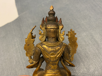 Een Chinese vergulde bronzen figuur van Boeddha, 18/19e eeuw