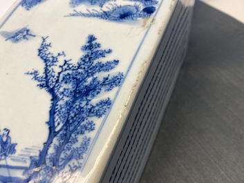 Een vierkante Chinese blauw-witte vaas, Kangxi merk en periode