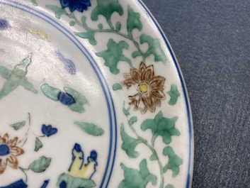 Une coupe en porcelaine de Chine wucai &agrave; d&eacute;cor de deux gar&ccedil;ons, marque et &eacute;poque de Wanli