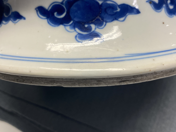 Un vase de forme poireau en porcelaine de Chine en bleu et blanc &agrave; d&eacute;cor d'immortels, Kangxi