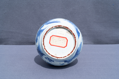 Un vase de forme bouteille en porcelaine de Chine en bleu et blanc, &eacute;poque Transition