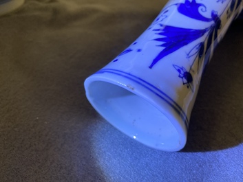 Un vase de forme bouteille en porcelaine de Chine en bleu et blanc, &eacute;poque Transition