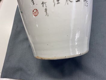 Een paar Chinese qianjiang cai vazen met antiquiteiten en boeddhistische leeuwen, 19/20e eeuw