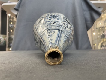 Un vase de forme bouteille octagonale en porcelaine de Chine en bleu et blanc, Hongwu