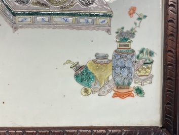 Une grande plaque en porcelaine de Chine famille verte dans un cadre en bois sculpt&eacute;, Chine, 19&egrave;me