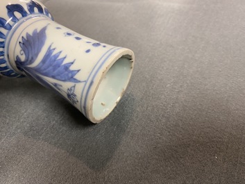 Un vase de forme bouteille en porcelaine de Chine en bleu et blanc, &eacute;poque Transition