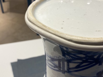 Un vase de forme 'gu' en porcelaine de Chine en bleu et blanc, Kangxi