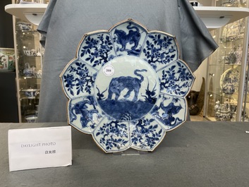 Un rare plat en forme de lotus en porcelaine de Chine en bleu et blanc &agrave; d&eacute;cor d'un l&eacute;opard, Kangxi